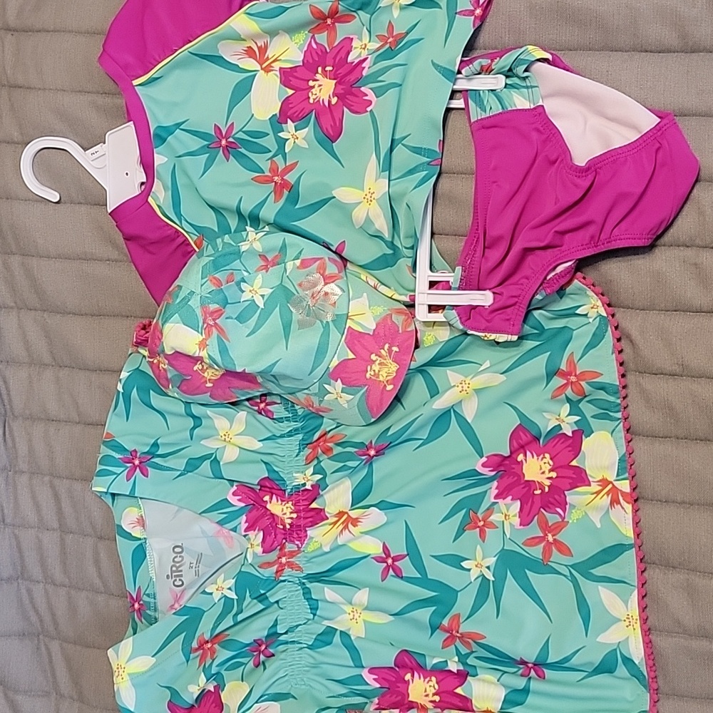 Like new,  4 piece swim set!